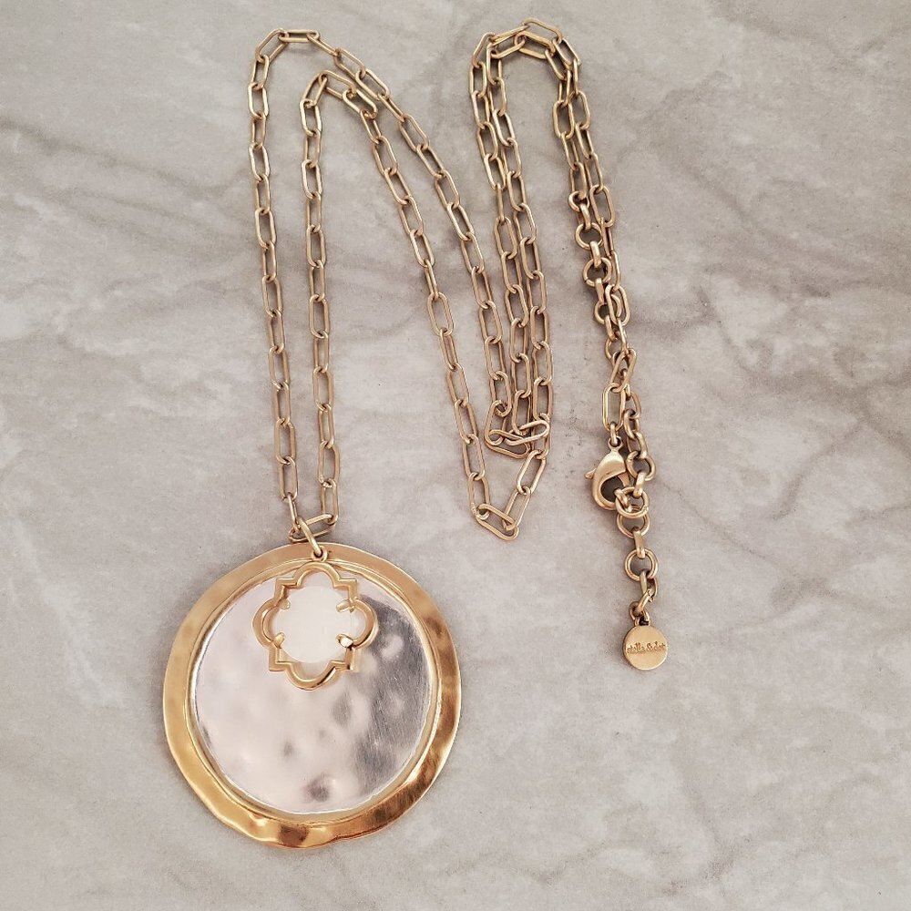 ✨ Stella and Dot Gold Silver Hammared Agate Distressed Pendant Necklace ✨